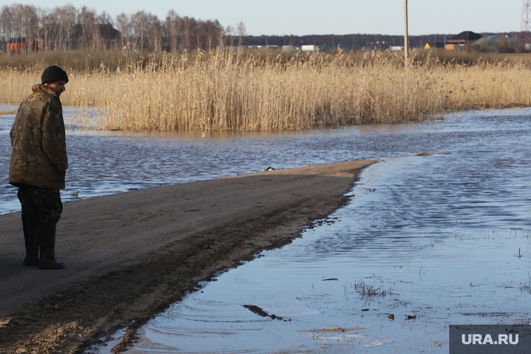 За прибывающей водой люди наблюдают с волнением, но оптимизма не теряют. «Одна семейная пара поделилась с нами планами на вечер. Они собираются топить баню, а затем лечь спать. Уезжать не планируют», — рассказал корреспондент URA.RU, работающий на месте событий
