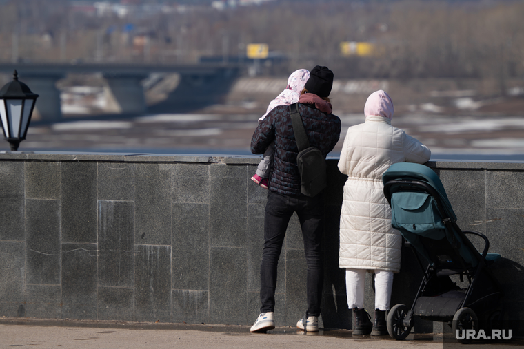 Обзорная по городу. Пермь
, коляска, семья, набережная, отдых, река кама, весна, осень