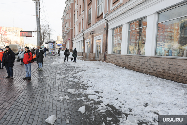 Тротуар со снегом с крыш. Челябинск, снег на тротуаре, тротуар, глыба льда, обрушение снега