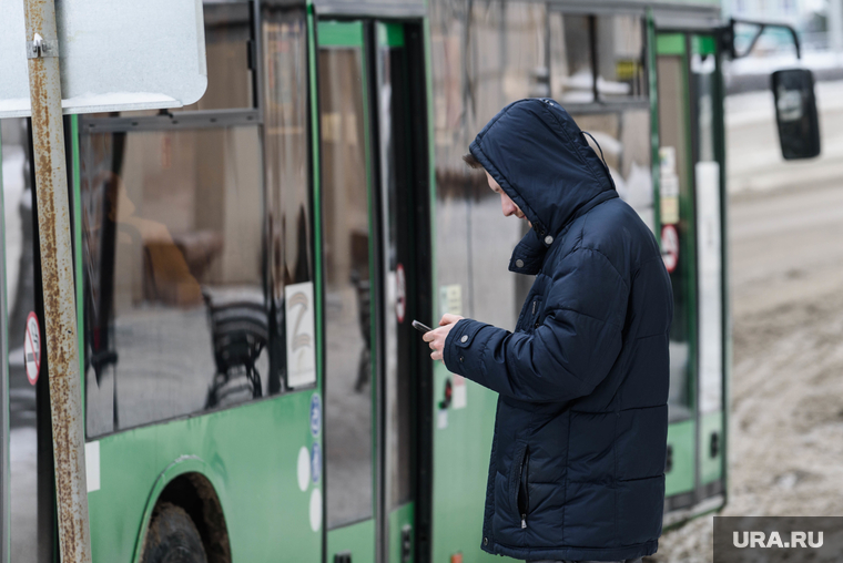 Свердловские зарисовки. Екатеринбург, автобус, общественный транспорт, ожидание транспорта, мужчина с телефоном, телефон в руке
