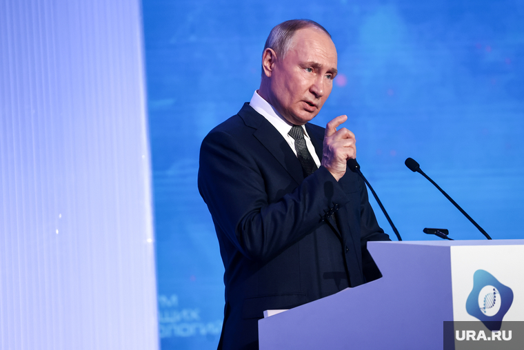 Президент России Владимир Путин на пленарной сессии "Форума будущих технологий".  Москва, путин владимир