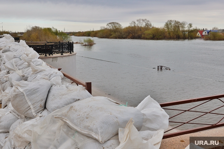 Набережная Тобола, дамба в городе.Курган, тобол, паводок, мешки с песком