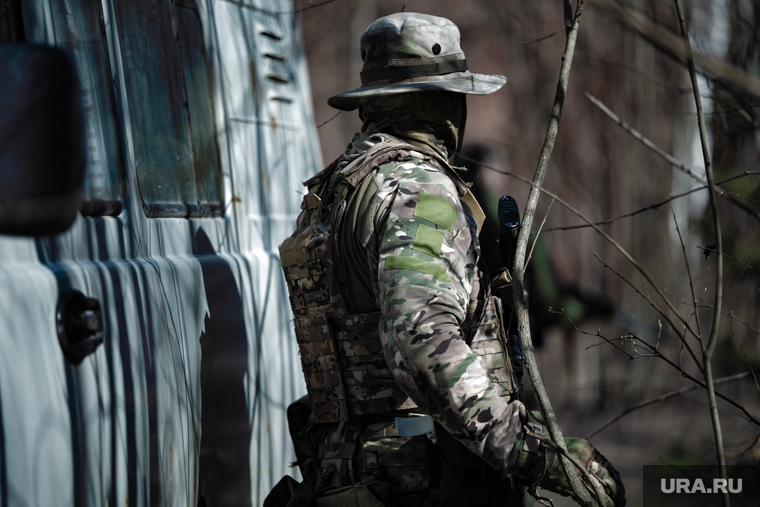 Военно-тактическая подготовка гражданского населения на полигоне. Пермь, тренировка, боевики, автомобиль, подготовка, вооруженные силы, бойцы, вооруженные люди, вооруженный человек, буханка, весна, солдат, мобилизация, сво, наемники, военный, бойцы сво