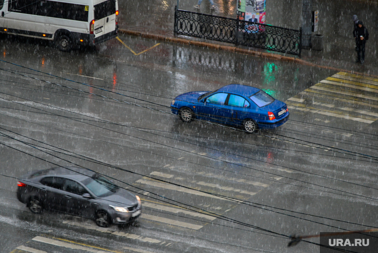Первая гроза. Челябинск, автомобили, пешеходный переход, гроза, непогода, ливень, дорога, осадки, дождь, климат, автотранспорт