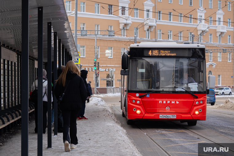 Общественный транспорт. Пермь, люди, общественный транспорт, автобус 4, общественная остановка, пассажироперевозки
