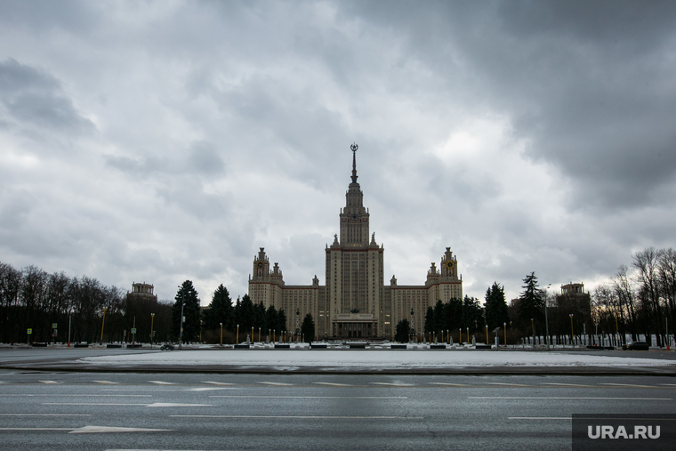 Вид на здание МГУ им. Ломоносова со стороны Воробьевых гор. Москва, мгу, город москва, московский государственный университет