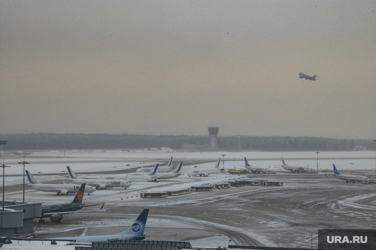 Аэропорт Внуково. Пермь, utair, взлет самолета, авиация, авиасообщение, зимний аэропорт, самолеты на пероне