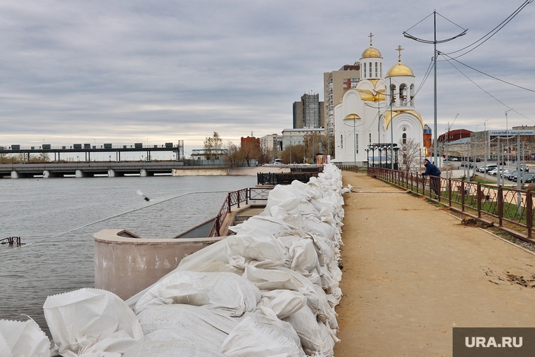 Набережная Тобола, дамба в городе.Курган, дамба, тобол, паводок, мешки с песком