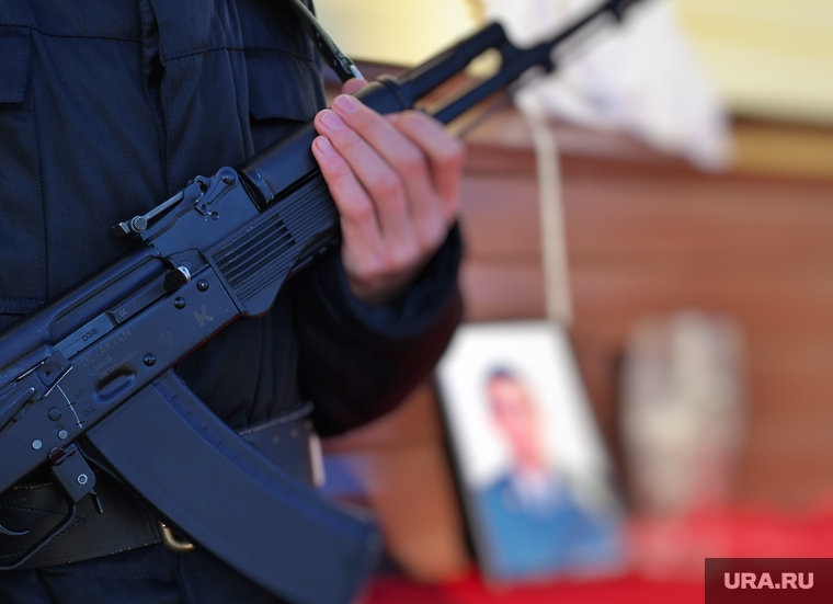 Церемония вручения ордена мужества родным погибшего в ходе СВО солдата Владислава Дятлова. Село Введенское. Курган , караул, оружие, мемориальная доска, прощание