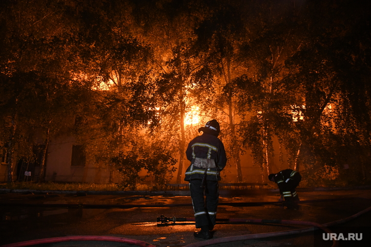 Обстрел здания национального университета экономики и торговли в Донецке. Донецк, мчс, дым, пожар, тушение, огонь, последствия обстрела, пожарный, борьба с огнем