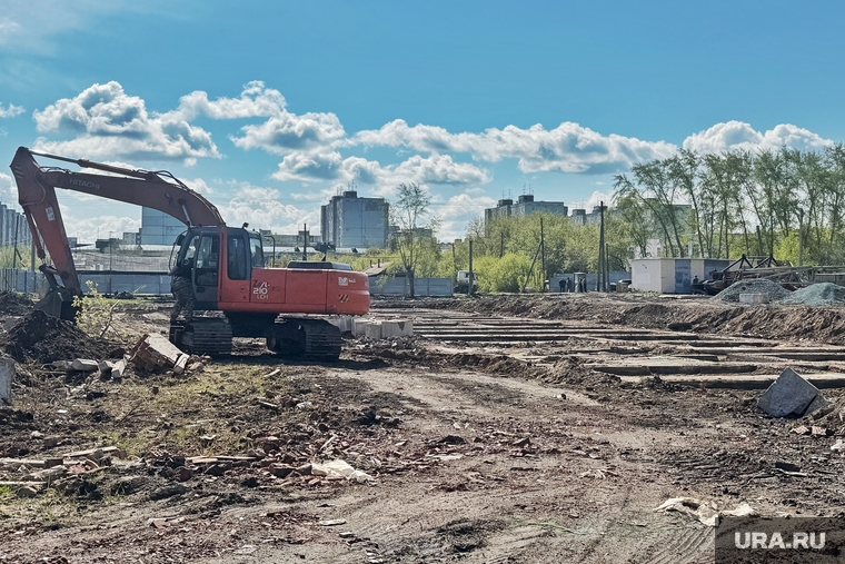 В Кургане полностью снесли долгострой рядом с Бурово-Петровским мостом