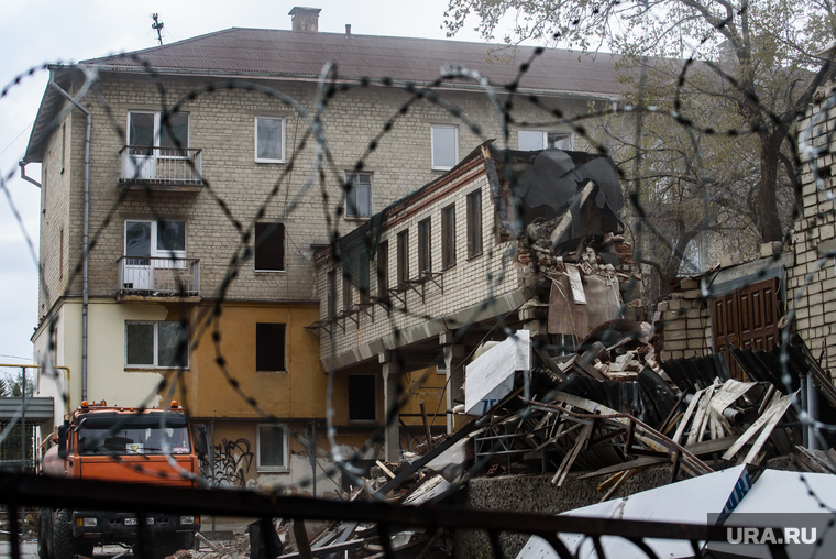 Снос дома, в котором жили Ельцины. Екатеринбург , строительный мусор, колючая проволока, снос дома