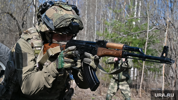 Военно-тактическая подготовка гражданского населения на полигоне. Пермь, тренировка, автомат калашникова, противостояние, военные, солдаты, лес, оружие, вооружение, война, подготовка, ак, конфликт, вооруженные силы, тайга, зеленка, вооруженные люди, вооруженный человек, весна, солдат, мобилизация, сво, военный, ак 74