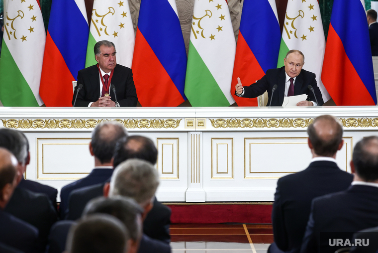 Владимир Путин и Эмомали Рахмон на встрече в Кремле. Москва, путин владимир, рахмон эмомали