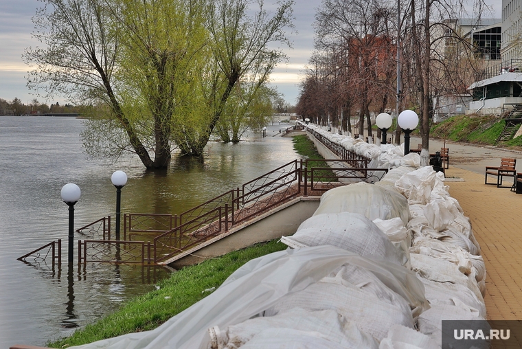 Набережная Тобола, дамба в городе.Курган, тобол, мешки с песком