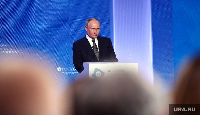 Президент России Владимир Путин на пленарной сессии "Форума будущих технологий".  Москва, путин владимир, топ