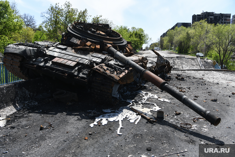 Мариуполь в период вывода гражданских лиц с завода Азовсталь. ДНР/Украина, война, сво, последствия войны, сгоревший танк, подбитый танк