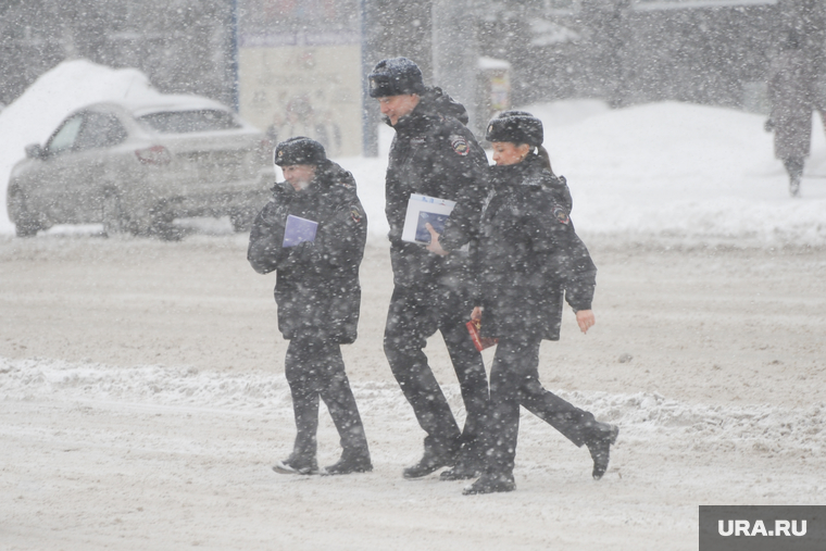 Снегопад. Челябинск, пешеходный переход, пешеход, зима, буран, вьюга, погода, непогода, полиция, снегопад, климат, февраль