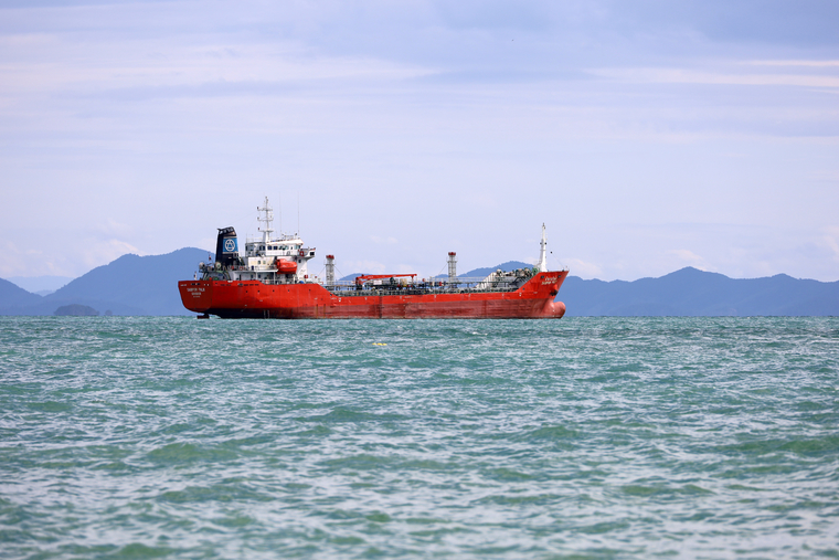 В проливе Дарданеллы сломался танкер, следовавший из Греции в Россию