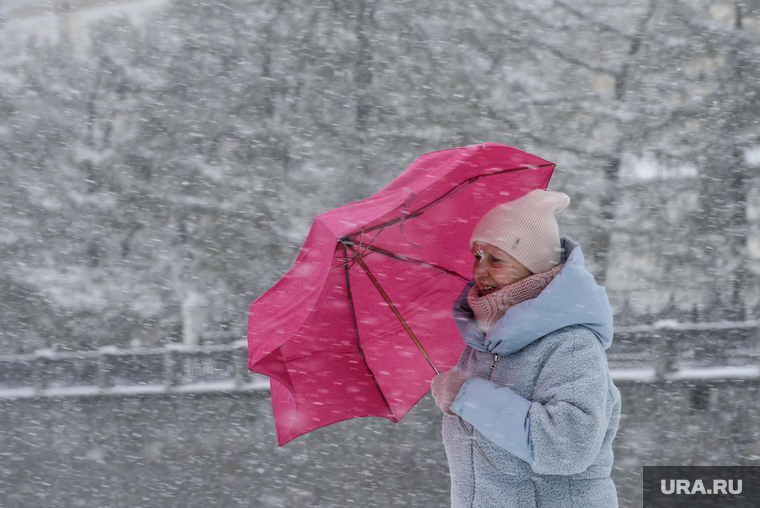 Майский снег (продолжение). Екатеринбург , непогода, женщина с зонтом, снегопад