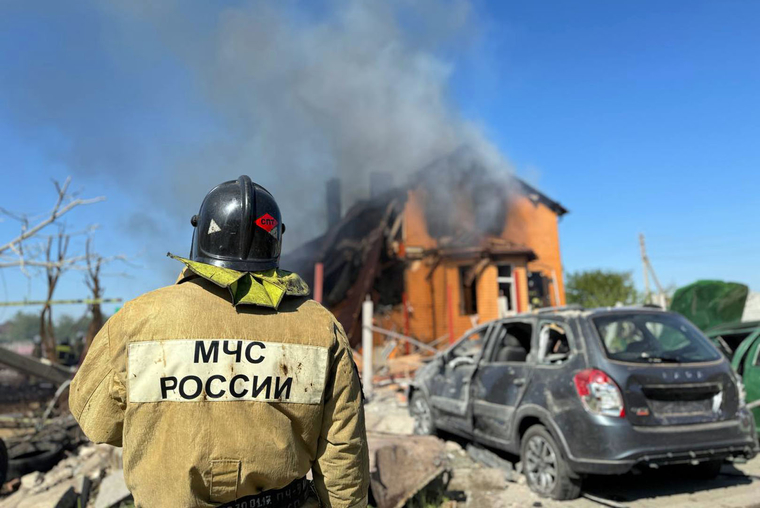 В результате взрывов начался пожар
