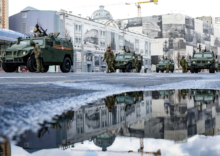 Военнослужащие осматривают технику и приводят ее в порядок