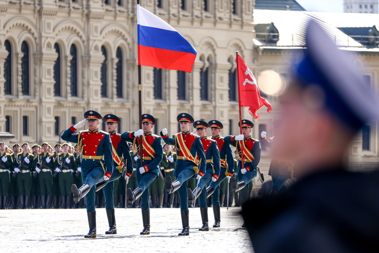 Почетный караул вынес на Красную площадь флаг России и Знамя Победы. Солдаты вышли под песню «Священная война»