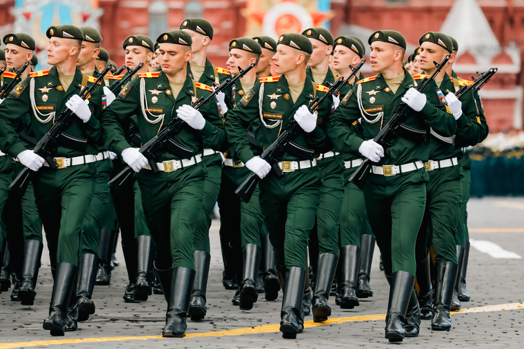 Военнослужащие Вооруженных сил РФ приняли участие в шествии пеших парадных расчетов