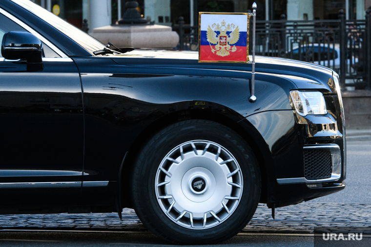 Проезд кортежа президента России Владимира Путина по улицам Екатеринбурга. Екатеринбург
, спецмашина, российский флаг, флаг рф, автомобиль, флаг, флаг россии, аурус, aurus, кортеж