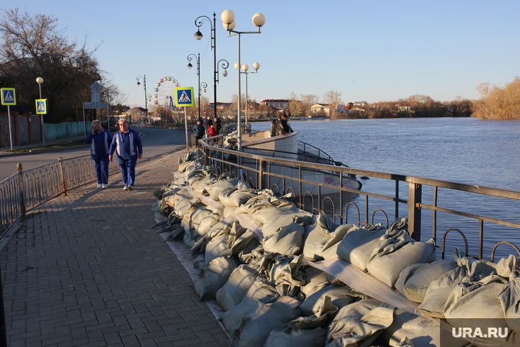 Паводок, Городской пляж. Ишим. Тюмень, половодье, укрепление, паводок, наводнение, потоп, набережная, разлив