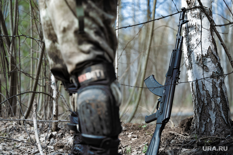 Военно-тактическая подготовка гражданского населения на полигоне. Пермь, тренировка, автомат калашникова, противостояние, боевики, лес, оружие, вооружение, война, ноги, подготовка, ак, конфликт, вооруженные силы, тайга, бойцы, зеленка, вооруженные люди, вооруженный человек, весна, солдат, мобилизация, сво, наемники, военный, бойцы сво, ак 74