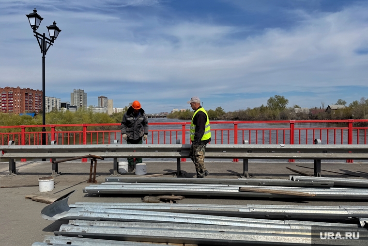 Рабочие восстанавливают ограждение на мосту