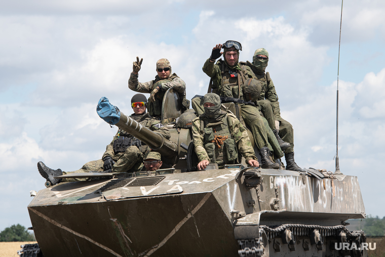 Колонна военной техники в районе Запорожской области. Запорожская область, военные, танк, сво