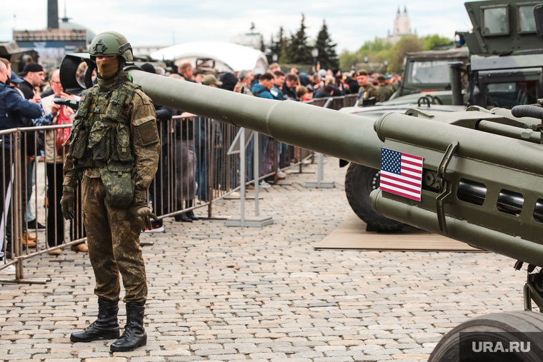 Выставка трофейной военной техники стран НАТО, захваченной вооруженными силами РФ в ходе специальной военной операции. 2 мая 2024. Москва, техника нато, военная техника нато, военные трофеи нато, американская гаубица