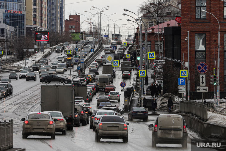Весенняя оттепель и грязь на улицах. Екатеринбург, пробка, движение, трасса, автомобили