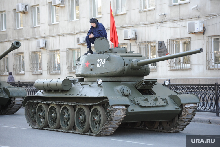 Танки возглавят парад дорожной техники, следом за ними пойдут современные и ретро-модели