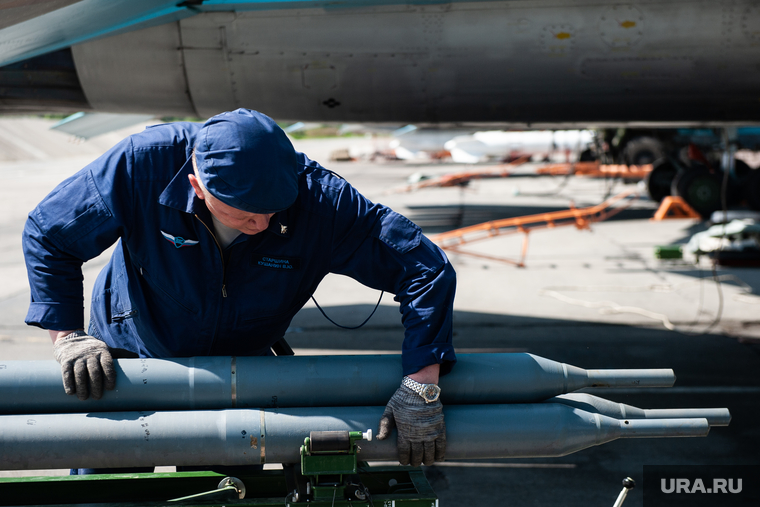 Летно-тактические учения многофункционального истребителя-бомбандировщика СУ-34 на аэродроме Шагол. Челябинск , аэродром, ввс россии, су-34, инженеры, авиационный комплекс, неуправляемые ракеты с-13