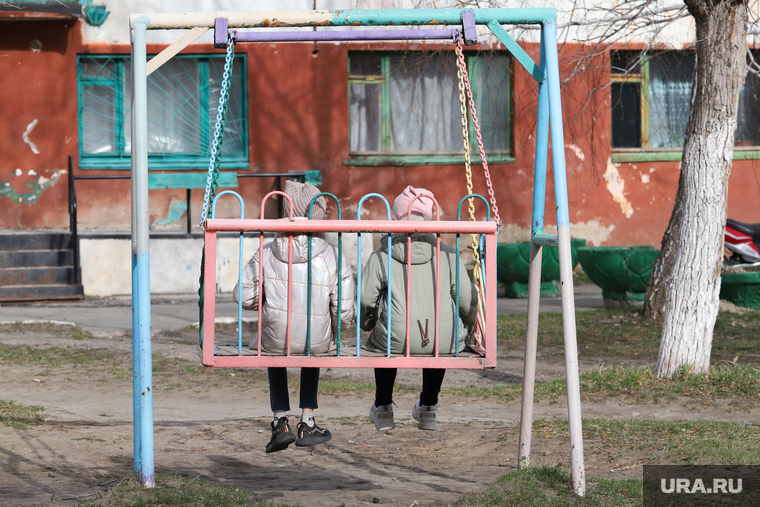 Выселение жильцов из общежития КГСХА. Курган, детская площадка, дети, качели