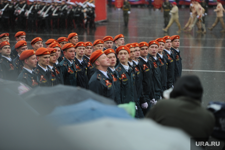 Торжественное построение войск на площади Революции в Челябинске