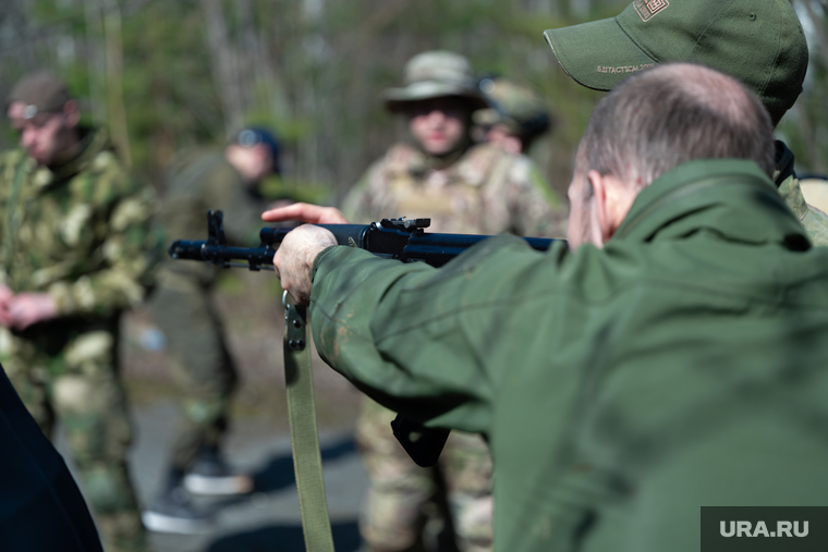 Военно-тактическая подготовка гражданского населения на полигоне. Пермь, тренировка, противостояние, боевики, военные, солдаты, инструктаж, война, подготовка, конфликт, вооруженные силы, бойцы, вооруженные люди, вооруженный человек, весна, солдат, мобилизация, сво, наемники, военный, бойцы сво
