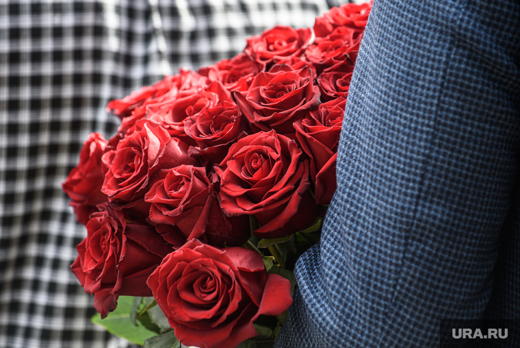 Торжественное открытие памятника Валерию Востротину. Екатеринбург , розы, букет, цветы