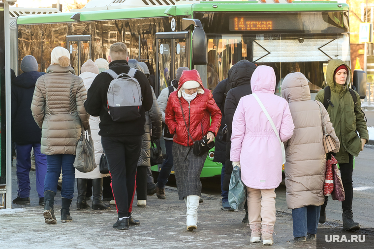 Остановки, автобусы, пассажиры. Тюмень, остановка, автобусная остановка, автобус, люди на остановке, общественный транспорт, остановка автобусная