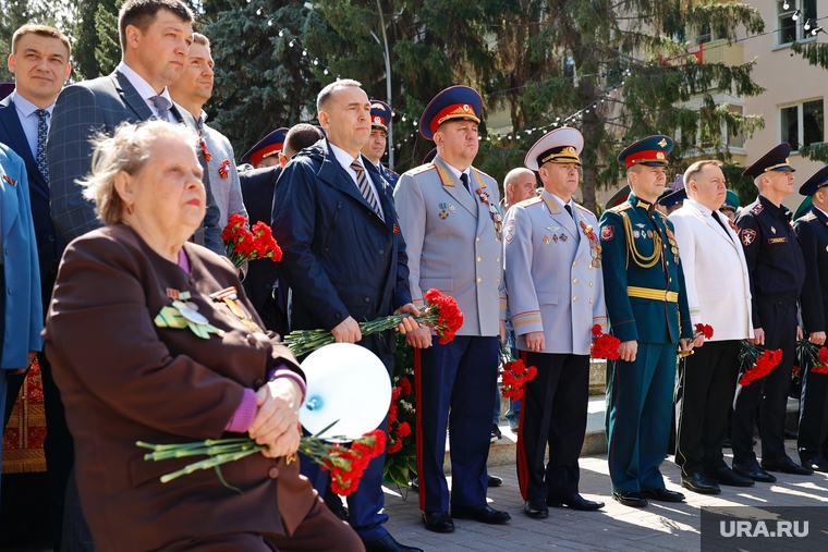 Вадим Шумков с остальными VIP пришли на возложение