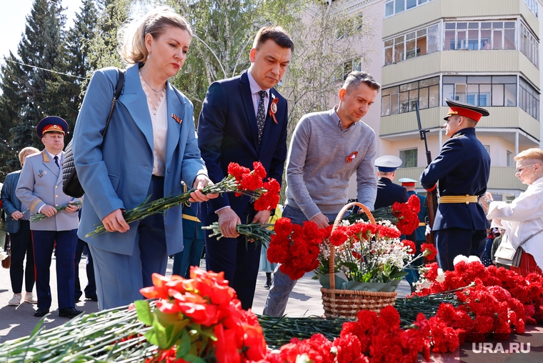 Замы губернатора Кирилова (слева) и Алексеев (справа), а также председатель гордумы Прозоров (в центре) возложили цветы