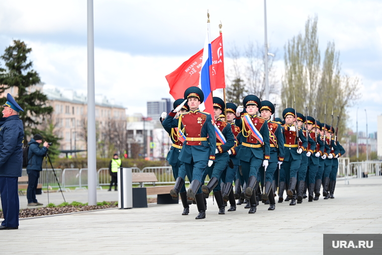 По площади перед монументом прошла знаменная группа и рота почетного караула курсантов Пермского военного института национальной гвардии РФ