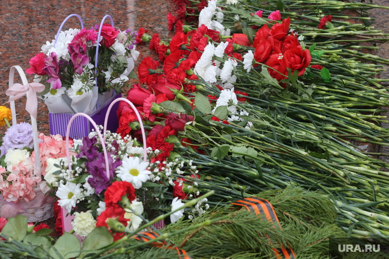 День Победы. Тюмень , цветы на монументе, цветы на кладбище