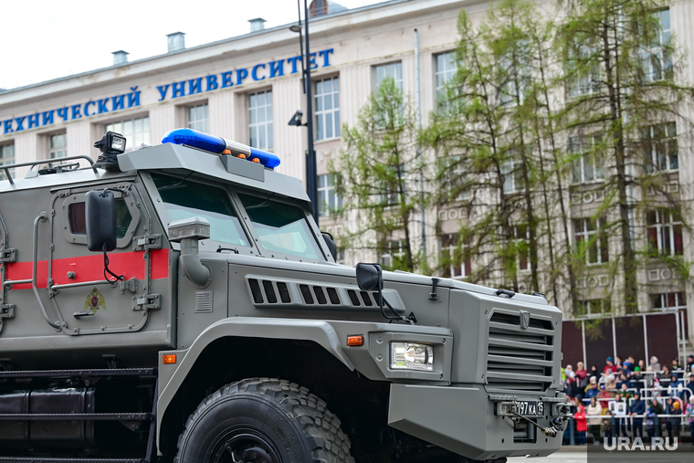 После прохождения парадных расчетов на Октябрьской площади появилась военная техника