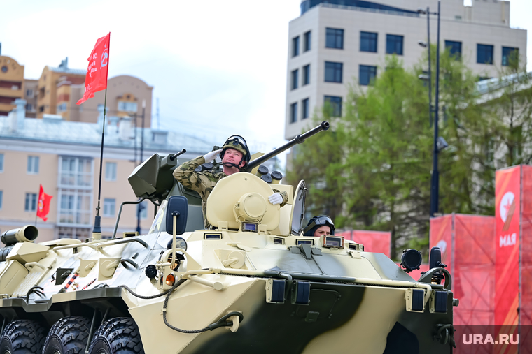 2024 Торжественное прохождение войск Пермского гарнизона и военной техники на Октябрьской площади. Пермь, бтр, военная техника, построение, люк, оружие, бронетехника, площадь, 9 мая, октябрьская площадь, парад, строй, боевая техника