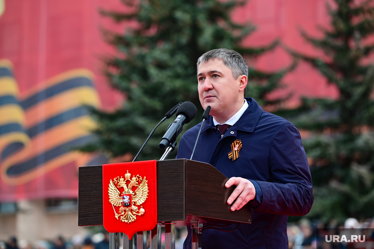 Губернатор Дмитрий Махонин поприветствовал участников парада. Он отметил, что Пермский край, как и вся страна, с гордостью вспоминает тех, кто сражался за свободу страны в тяжелые годы Великой Отечественной войны