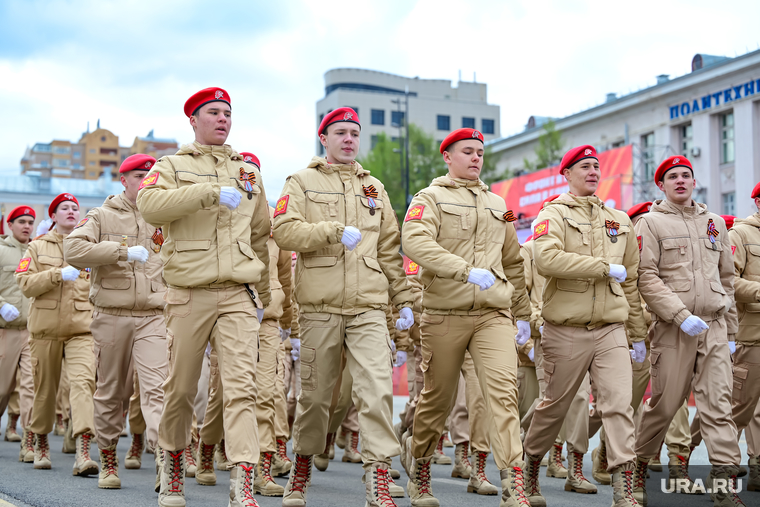 В этом году участие в параде приняли и юнармейцы